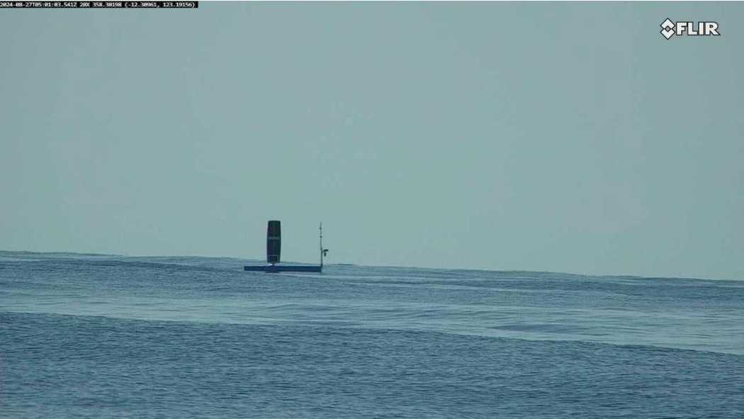 BB BEACON photographed by BB703 as they passed in the Timor Sea